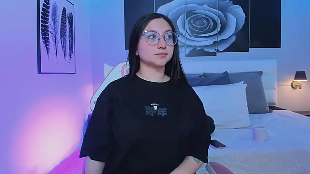 Snapshot of lucy_neil chatting on 7, 3, 2025 lucy neil online show from 7, 3, 2025