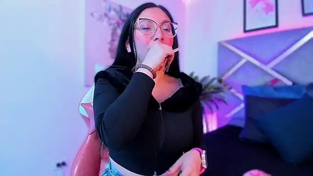 Snapshot of lucy_neil chatting on 31, 10, 2025 lucy neil online show from 31, 10, 2025