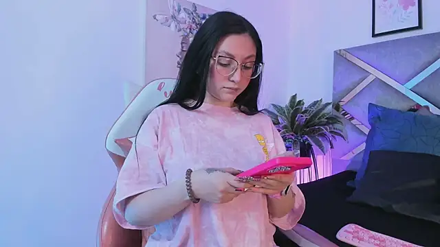 Snapshot of lucy_neil chatting on 4, 11, 2025 lucy neil online show from 4, 11, 2025