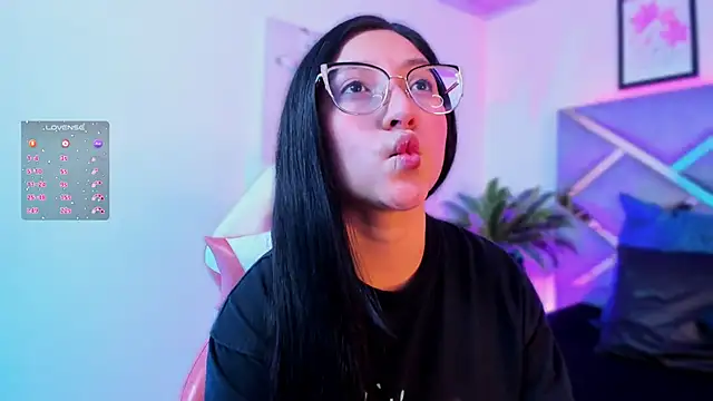 Snapshot of lucy_neil chatting on 6, 11, 2025 lucy neil online show from 6, 11, 2025