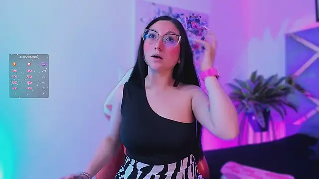 Snapshot of lucy_neil chatting on 12, 11, 2025 lucy neil online show from 12, 11, 2025