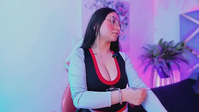 Snapshot of lucy_neil chatting on 18, 11, 2025 lucy neil online show from 18, 11, 2025