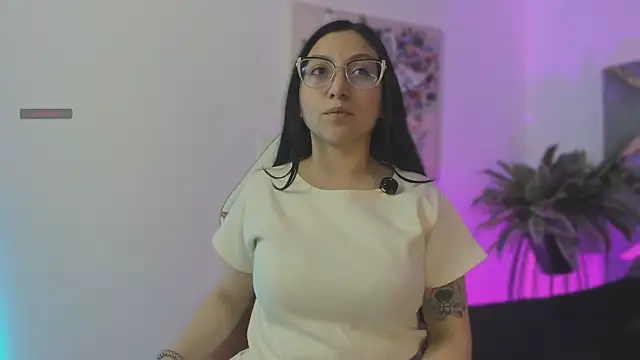 Snapshot of lucy_neil chatting on 21, 11, 2025 lucy neil online show from 21, 11, 2025