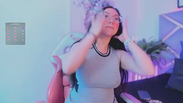 Snapshot of lucy_neil chatting on 4, 12, 2025 lucy neil online show from 4, 12, 2025