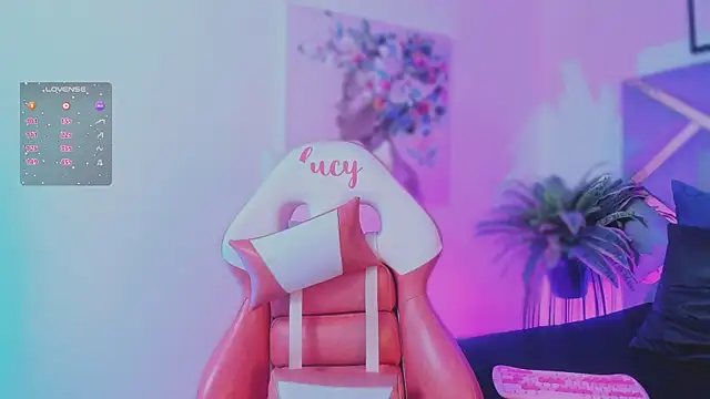 Snapshot of lucy_neil chatting on 17, 12, 2025 lucy neil online show from 17, 12, 2025