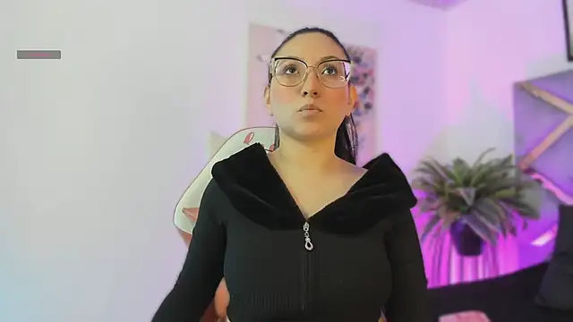 Snapshot of lucy_neil chatting on 23, 12, 2025 lucy neil online show from 23, 12, 2025