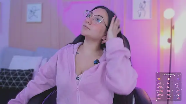 Snapshot of lucy_neil chatting on 20, 2, 2026 lucy neil online show from 20, 2, 2026