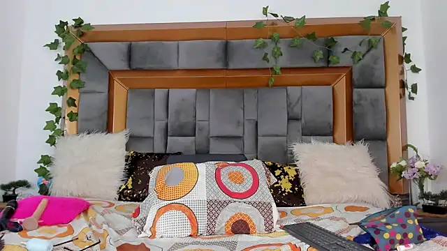 BellaKarla online show from 4, 3, 2025