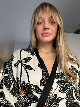 Snapshot of Kylie_Desire chatting on 4, 11, 2025 Kylie Desire online show from 4, 11, 2025