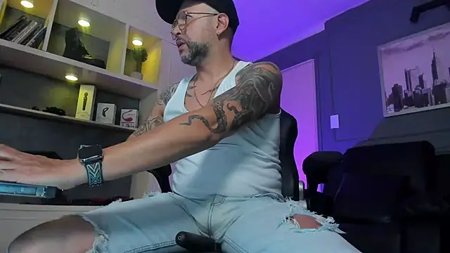 Snapshot of MrFrank_tattoo chatting on 20, 11, 2025 MrFrank tattoo online show from 20, 11, 2025