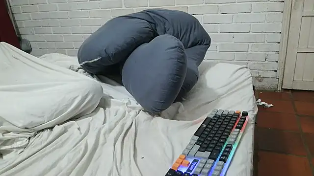 Snapshot of valeriaswang_Lucas chatting on 10, 10, 2025 valeriaswang Lucas online show from 10, 10, 2025