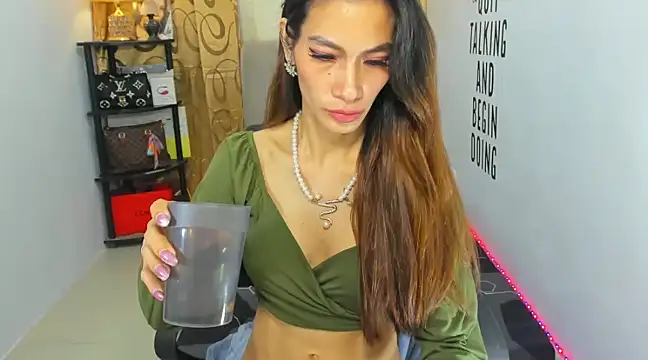 Trixie Mattel21 online show from 20, 12, 2024