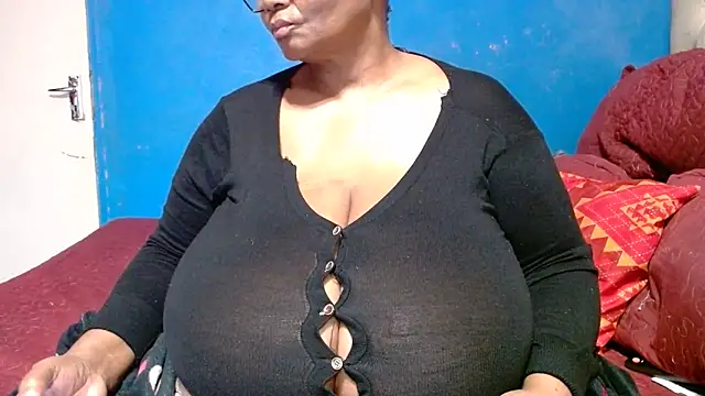 Snapshot of CUTEFIRMMELONSS chatting on 5, 6, 2026 CUTEFIRMMELONSS online show from 5, 6, 2026