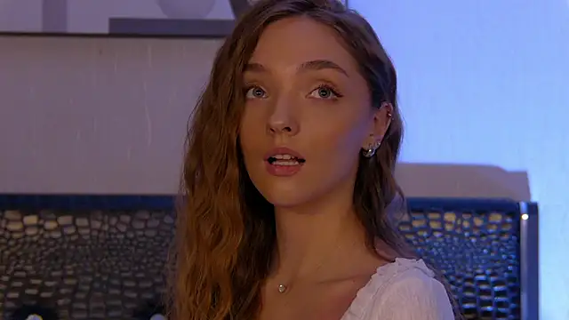 VirginieCruz online show from 4, 3, 2025