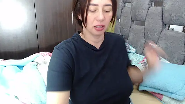 Snapshot of sara_hott_1 chatting on 2, 7, 2026 sara hott 1 online show from 2, 7, 2026