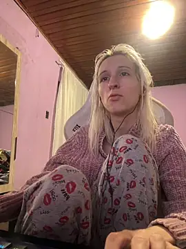 Snapshot of bunnydark00 chatting on 11, 9, 2025 bunnydark00 online show from 11, 9, 2025