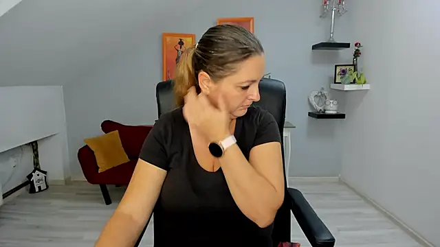 LollaGirl online show from 10, 10, 2025