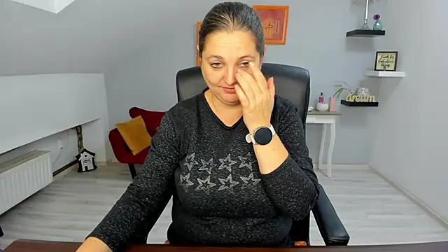 LollaGirl online show from 5, 11, 2025