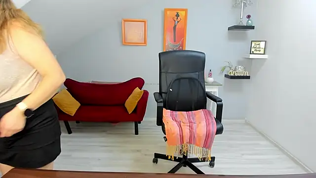 LollaGirl online show from 4, 2, 2026