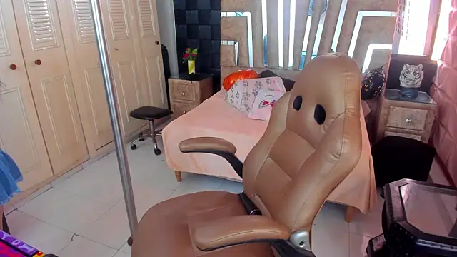 Snapshot of cute_sassy chatting on 21, 10, 2025 cute sassy online show from 21, 10, 2025