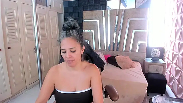 Snapshot of cute_sassy chatting on 22, 11, 2025 cute sassy online show from 22, 11, 2025