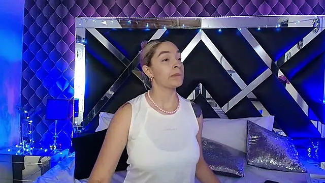 victoriaa lee  online show from 16, 4, 2026