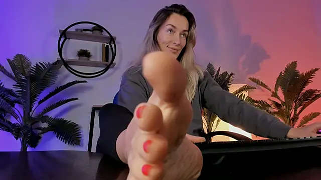 RebeccaMartinez online show from 4, 1, 2025