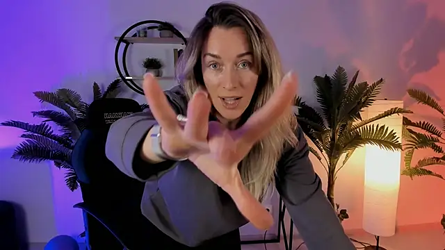 RebeccaMartinez online show from 5, 1, 2025