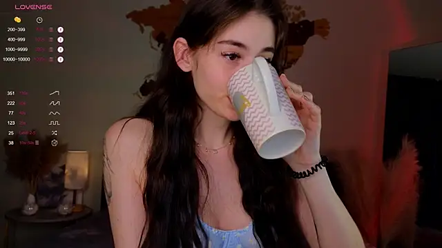 AuroraMari online show from 4, 3, 2025