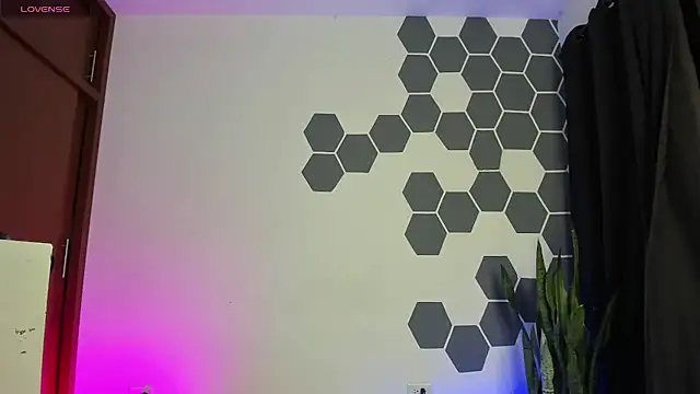 LauraBonnet7 online show from 23, 12, 2024