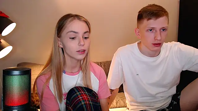 Snapshot of juliaanddima chatting on 21, 10, 2025 juliaanddima online show from 21, 10, 2025