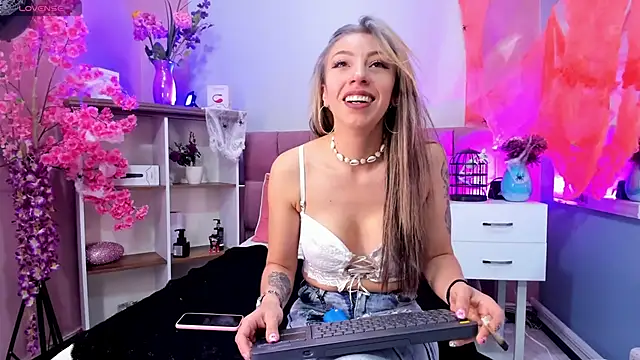 mia thompsonn  online show from 17, 10, 2025