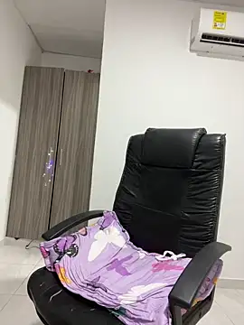 Snapshot of Violetacam_05 chatting on 18, 9, 2025 Violetacam 05 online show from 18, 9, 2025