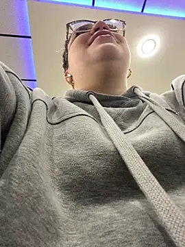 QueenNuttCollector online show from 15, 2, 2025