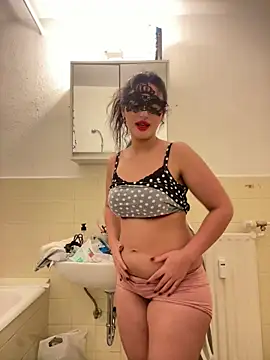 Snapshot of Sarahkhaalifa chatting on 15, 11, 2025 Sarahkhaalifa online show from 15, 11, 2025