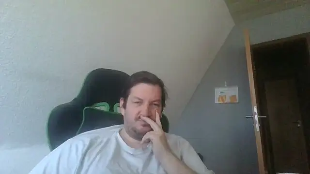 Snapshot of Golffahrer1982 chatting on 12, 11, 2025 Golffahrer1982 online show from 12, 11, 2025