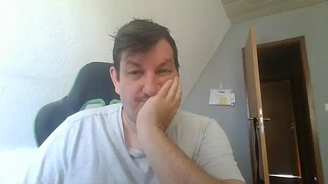 Snapshot of Golffahrer1982 chatting on 4, 8, 2026 Golffahrer1982 online show from 4, 8, 2026