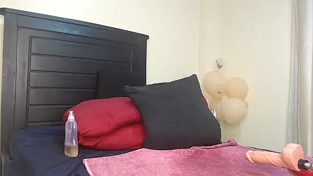 NIKKIE LOVE online show from 2, 3, 2025