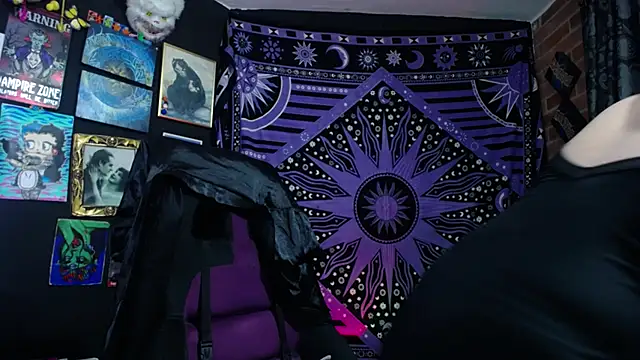 Snapshot of Yourmadame_P chatting on 21, 11, 2025 Yourmadame P online show from 21, 11, 2025