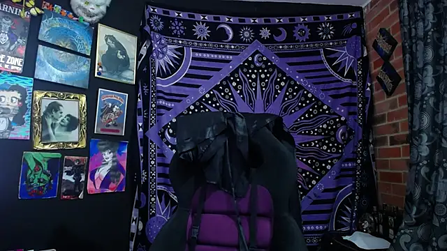 Snapshot of Yourmadame_P chatting on 25, 11, 2025 Yourmadame P online show from 25, 11, 2025