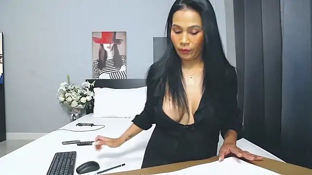 Snapshot of Hotbeebee chatting on 1, 3, 2025 Hotbeebee online show from 1, 3, 2025