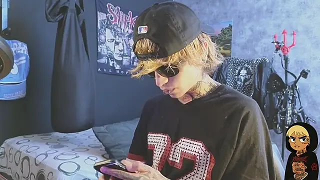 Snapshot of AcidMilo chatting on 10, 11, 2025 AcidMilo online show from 10, 11, 2025