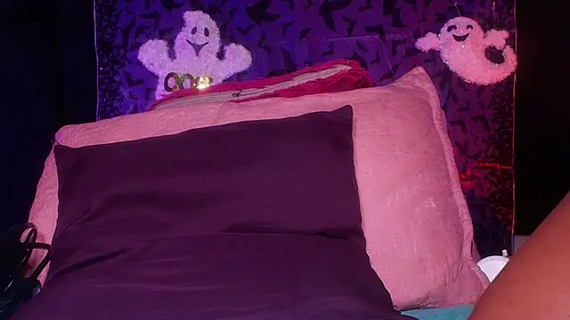 Snapshot of naomi_kyse chatting on 22, 10, 2025 naomi kyse online show from 22, 10, 2025