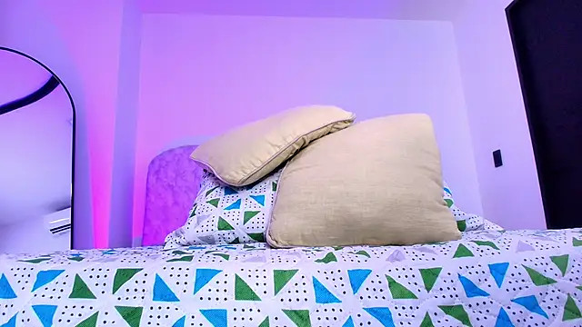 Snapshot of naomi_kyse chatting on 21, 11, 2025 naomi kyse online show from 21, 11, 2025