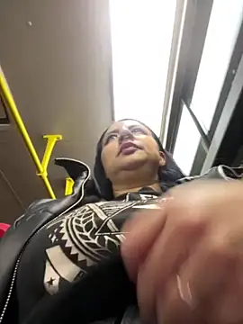 Abril Luv online show from 8, 10, 2025