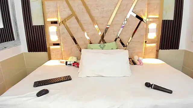 Athenea Mills online show from 18, 1, 2025