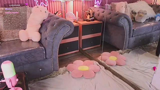 Snapshot of Emiily_Scott1 chatting on 8, 1, 2025 Emiily Scott1 online show from 8, 1, 2025