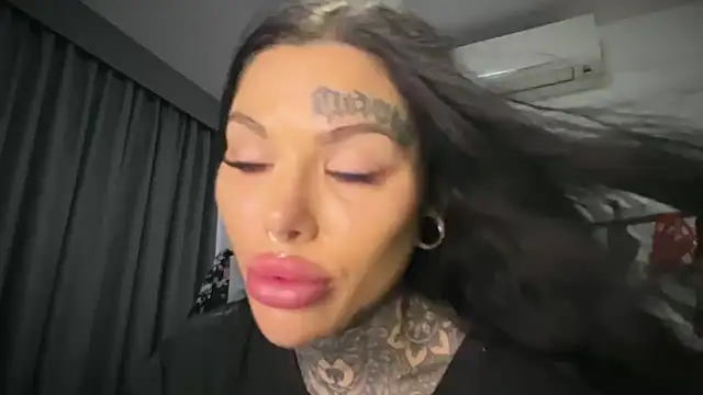 Snapshot of claudiacvc95 chatting on 28, 10, 2025 claudiacvc95 online show from 28, 10, 2025