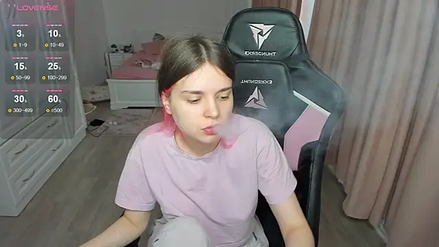 Snapshot of lil_cassie chatting on 26, 10, 2025 lil cassie online show from 26, 10, 2025