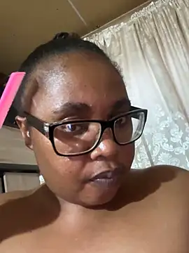 Snapshot of ZOQULUx chatting on 5, 2, 2025 ZOQULUx online show from 5, 2, 2025